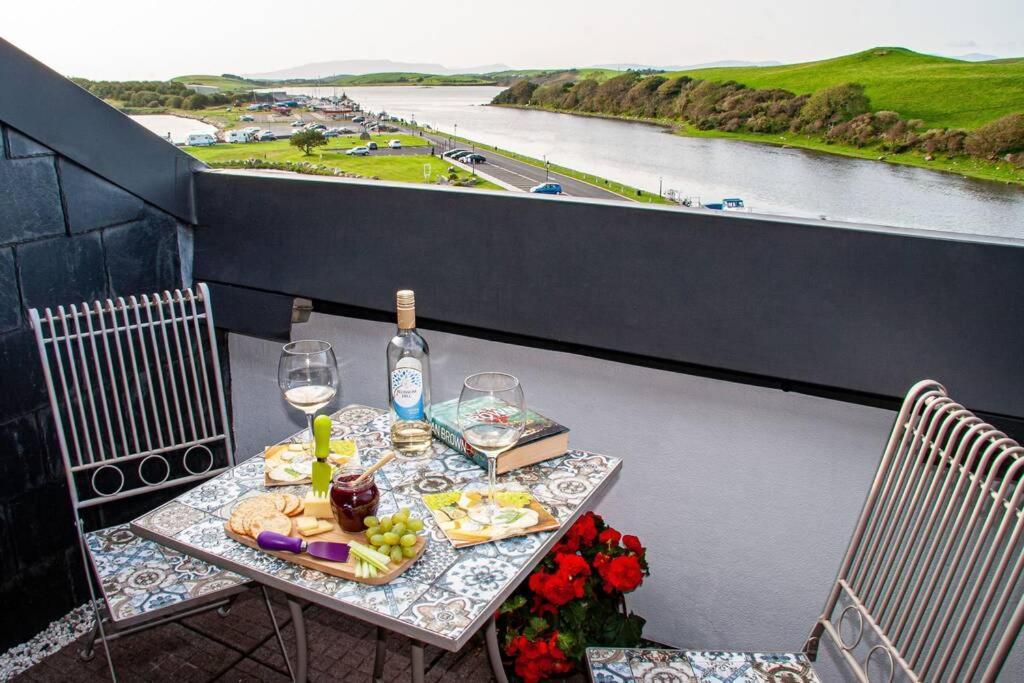 Apartamento Ocean View Penthouse, The Harbour Mill, Westport Exterior foto